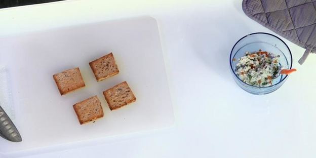 тосты с икрой и сливочным сыром