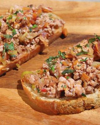 Тосты с индейкой и овощами