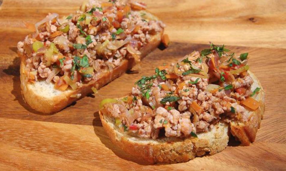 Рецепт тостов с индейкой и овощами