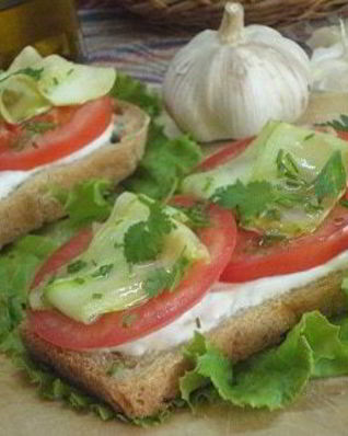 Тосты с кабачком и томатами