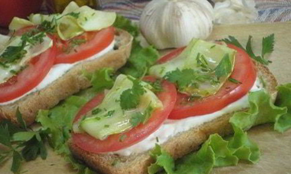 Рецепт тостов с кабачком и томатами