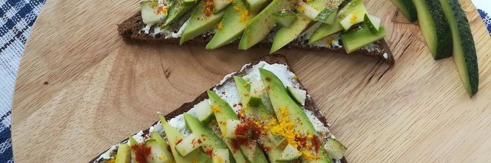 Тосты с каймаком и авокадо