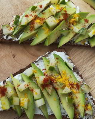 Тосты с каймаком и авокадо