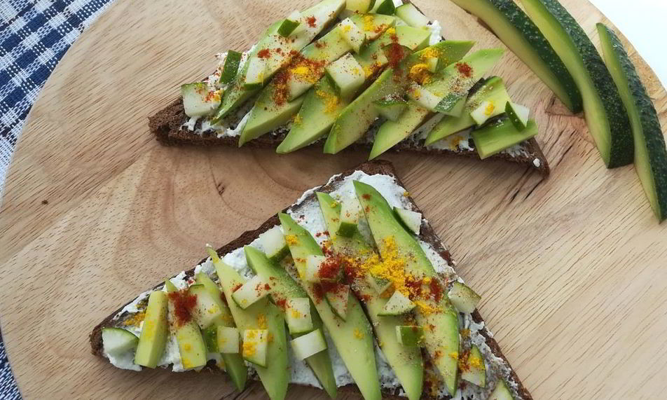 Рецепт тостов с каймаком и авокадо