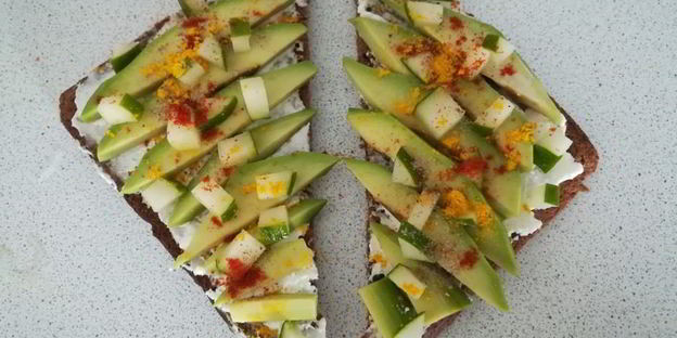 тосты с каймаком и авокадо