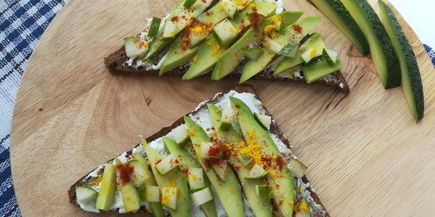 тосты с каймаком и авокадо