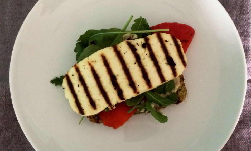 Рецепт тостов с хумусом, рукколой и адыгейским сыром гриль