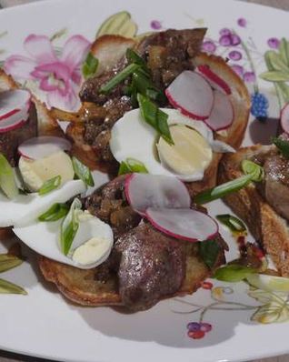Тосты с куриной печенью, редиской и яйцом