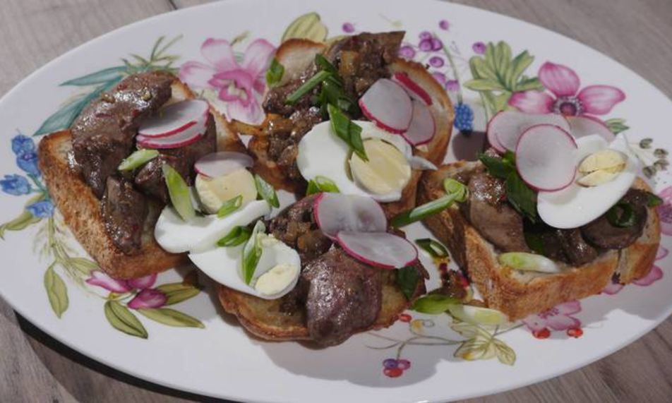 Рецепт тостов с куриной печенью, редиской и яйцом