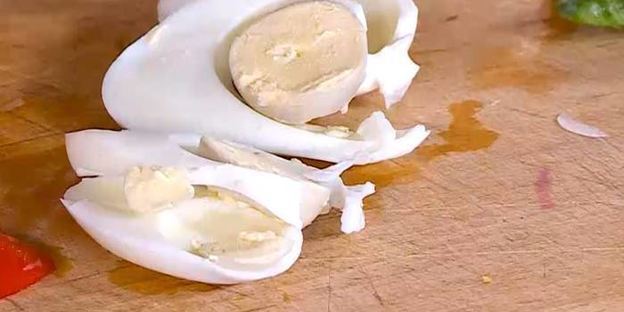 тосты с куриной печенью, редиской и яйцом