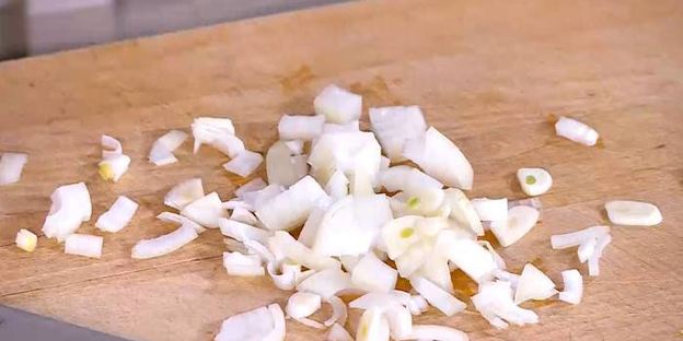 тосты с куриной печенью, редиской и яйцом