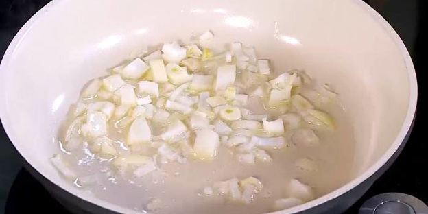 тосты с куриной печенью, редиской и яйцом