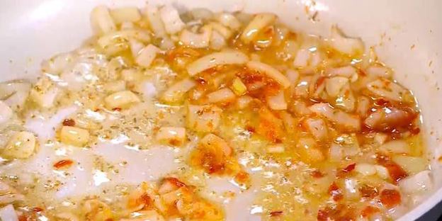 тосты с куриной печенью, редиской и яйцом