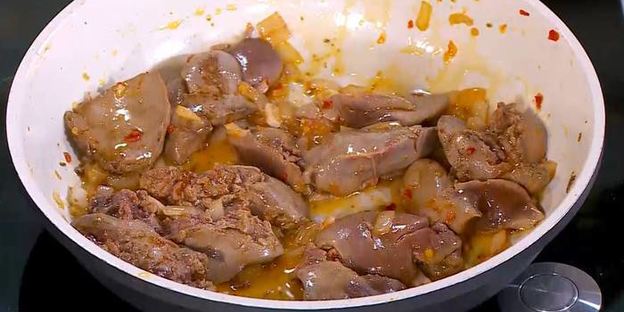 тосты с куриной печенью, редиской и яйцом