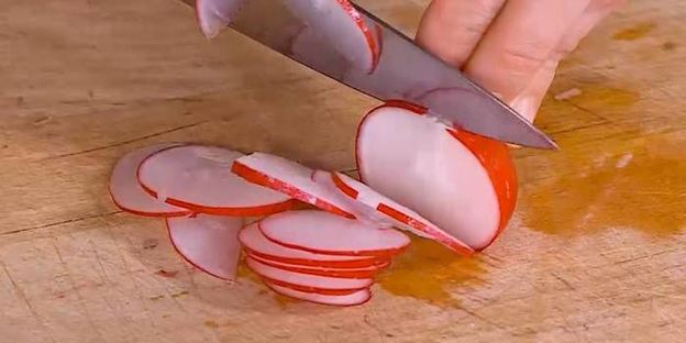 тосты с куриной печенью, редиской и яйцом