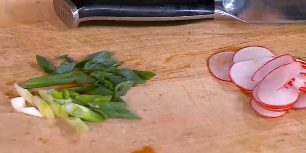 тосты с куриной печенью, редиской и яйцом