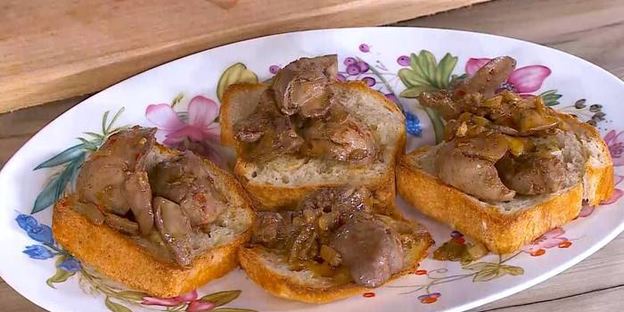 тосты с куриной печенью, редиской и яйцом