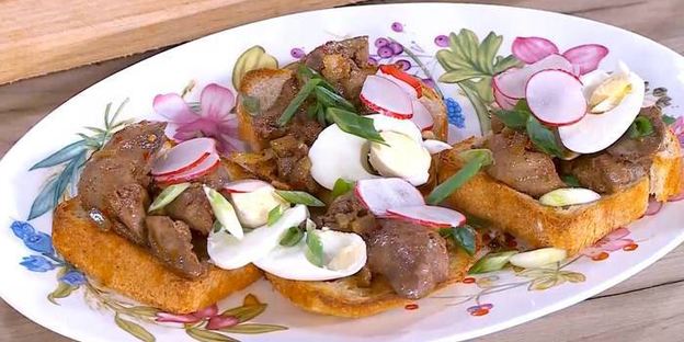 тосты с куриной печенью, редиской и яйцом