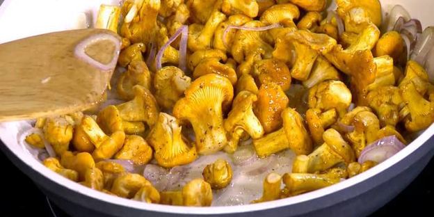 тосты с лисичками и лимонным сыром