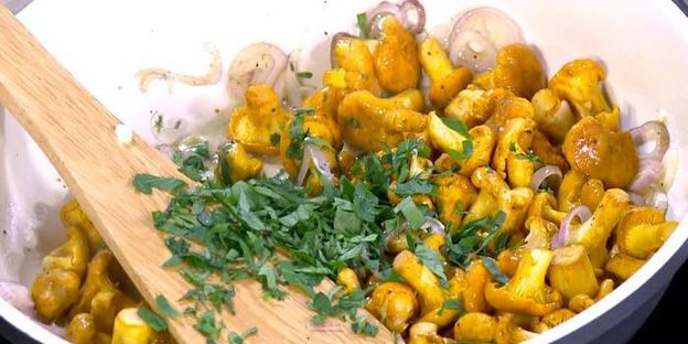 тосты с лисичками и лимонным сыром