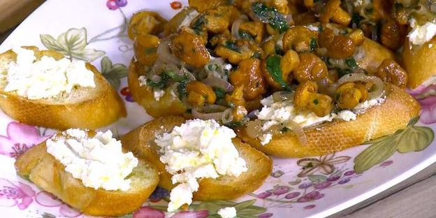 тосты с лисичками и лимонным сыром