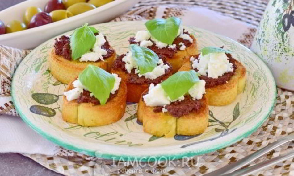 Рецепт тостов с оливковой пастой и сыром фета