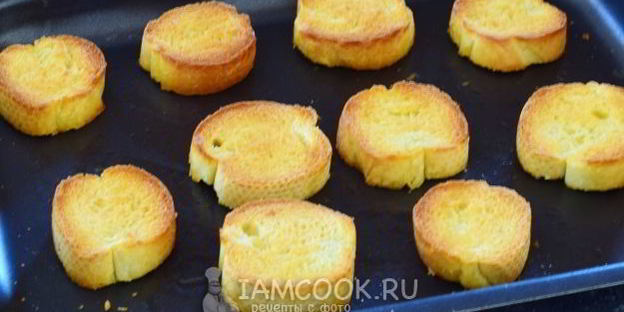 тосты с оливковой пастой и сыром фета