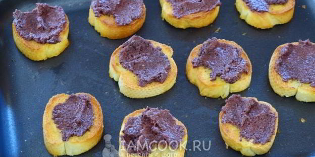 тосты с оливковой пастой и сыром фета