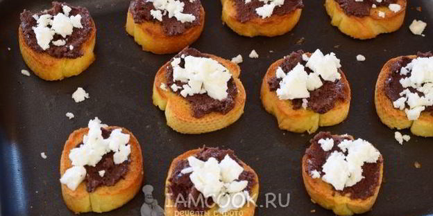 тосты с оливковой пастой и сыром фета