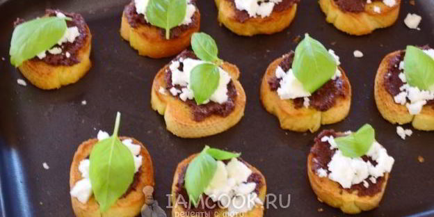 тосты с оливковой пастой и сыром фета