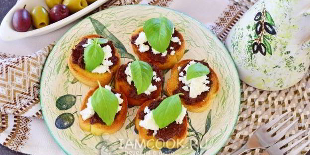 тосты с оливковой пастой и сыром фета