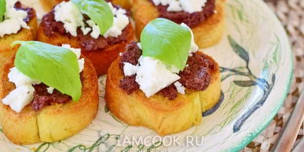 тосты с оливковой пастой и сыром фета