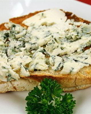 Тосты с пармезаном, голубым сыром и зеленым луком