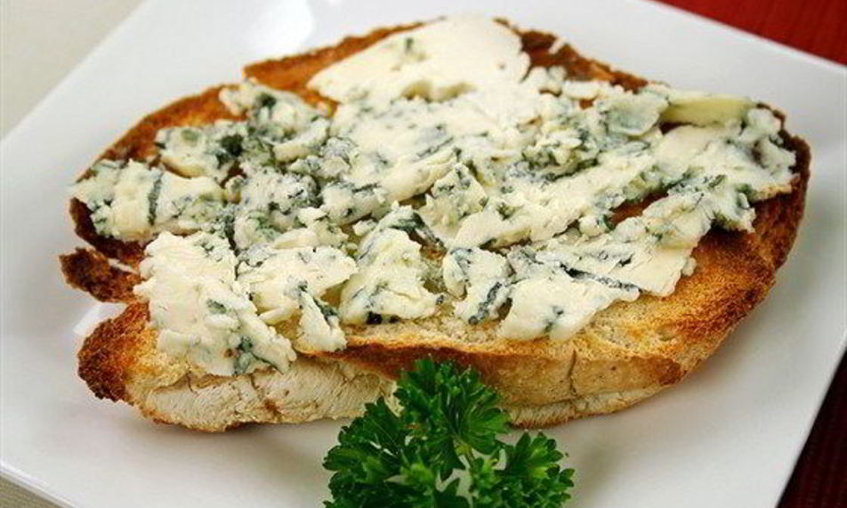 Рецепт тостов с пармезаном, голубым сыром и зеленым луком
