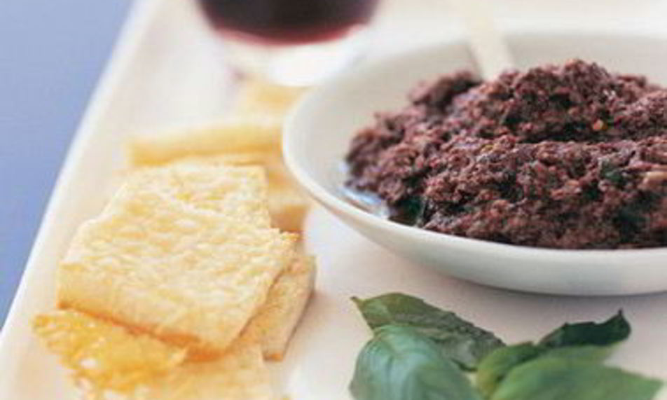 Рецепт тостов с пармезаном и пастой из черных оливок