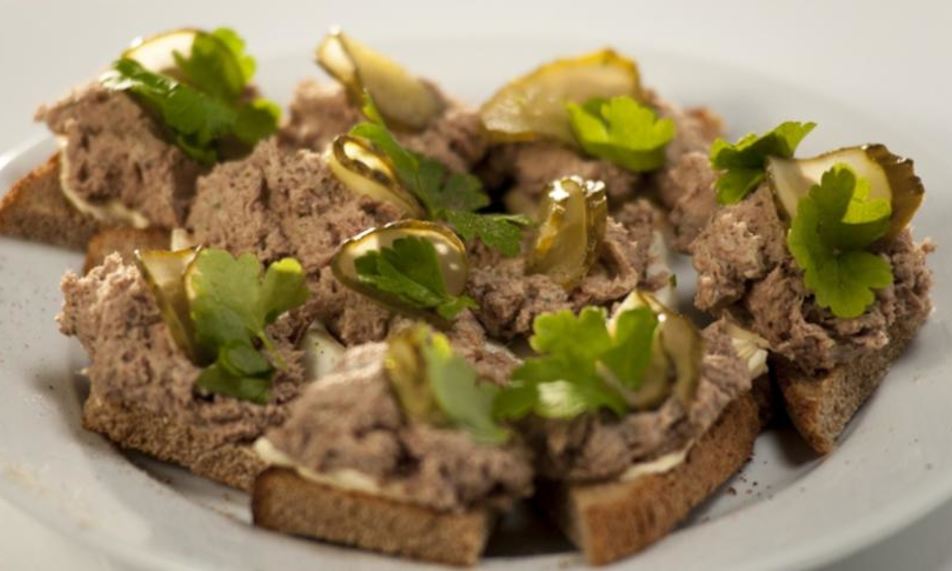 Рецепт тостов с паштетом из говяжьей тушенки