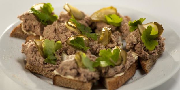 тосты с паштетом из говяжьей тушенки