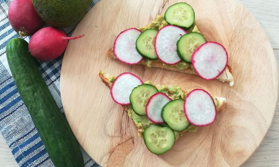 Рецепт тостов с пастой из авокадо, огурцом и редисом