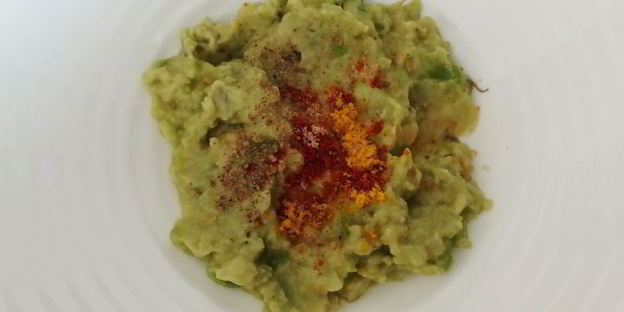 тосты с пастой из авокадо, огурцом и редисом