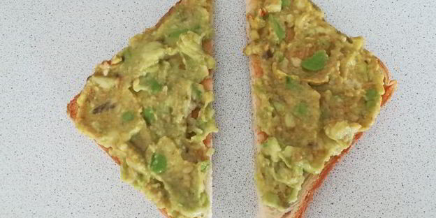 тосты с пастой из авокадо, огурцом и редисом