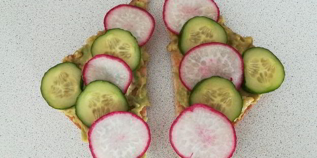 тосты с пастой из авокадо, огурцом и редисом