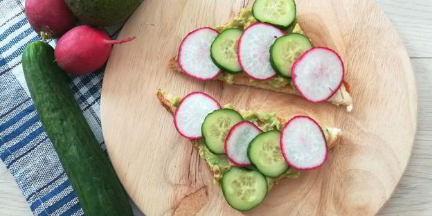 тосты с пастой из авокадо, огурцом и редисом