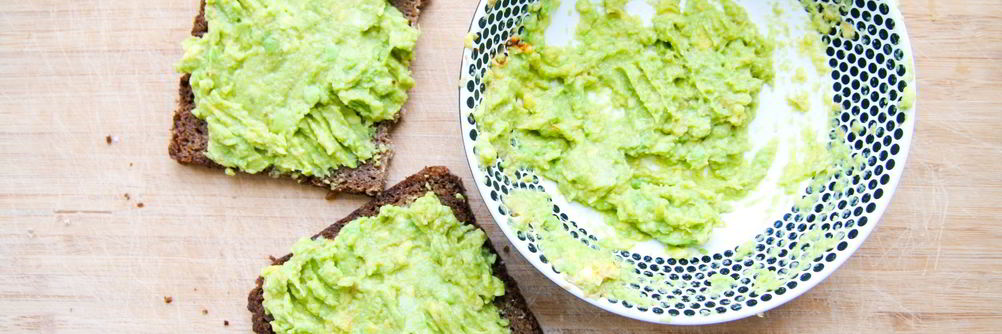 Тосты с пастой из авокадо