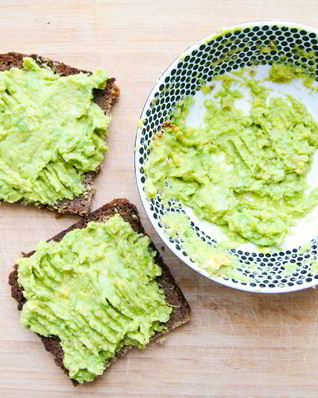 Тосты с пастой из авокадо