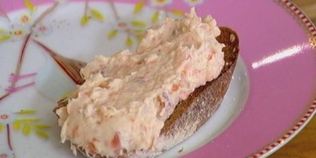 тосты с патэ из копченой форели