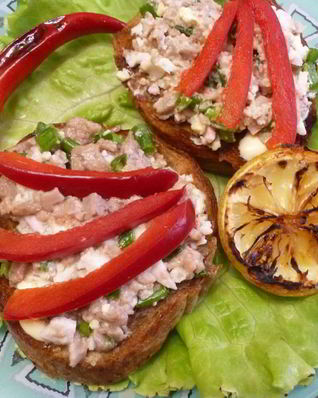 Тосты с печенью налима и сладким перцем