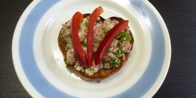 тосты с печенью налима и сладким перцем