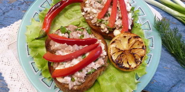 тосты с печенью налима и сладким перцем