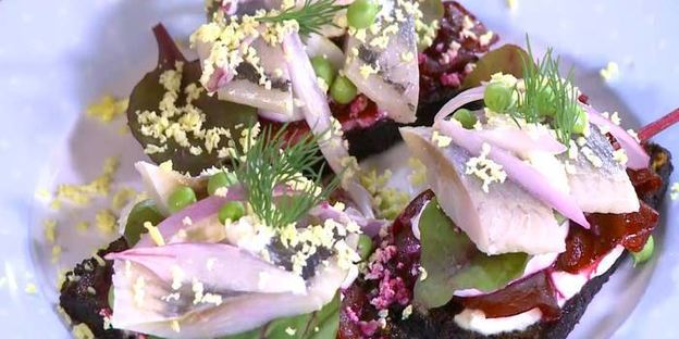 тосты с сельдью, свеклой и зеленым горошком