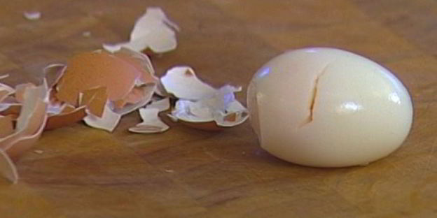 тосты с сельдью, свеклой и зеленым горошком